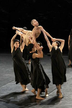 「マレビトの歌」の新潟公演に向け、リハーサルに臨むノイズムのメンバー＝新潟市中央区一番堀通町