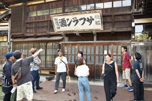 みそ、しょうゆ、日本酒の蔵が集まる摂田屋地区を見て回る「あうたび」の参加者=長岡市摂田屋4