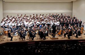 市民らが迫力ある歌声を届けた第九コンサート=妙高市