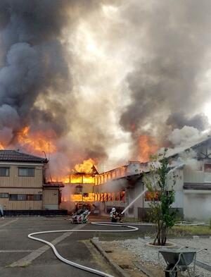 住宅など7棟を焼いた火災=8月22日午後3時30分過ぎ、見附市本町3