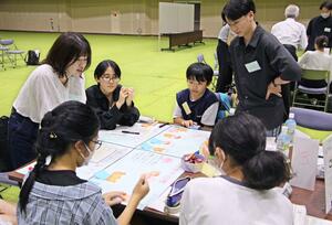 幸せに暮らせるまちづくりについて、意見を出し合う子どもたち=五泉市村松乙