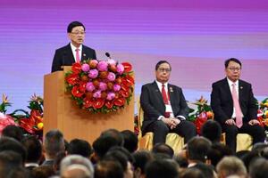 返還28年を祝う記念式典で演説する香港政府トップの李家超行政長官(左)=1日、香港(共同)