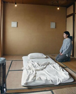 解体される前に作家たちが作品の展覧会を開く「大野マンション」の一室＝２６日、新潟市中央区沼垂東４