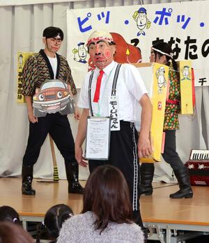 「モ~劇団」を率いて交通安全などを訴える髙橋一郎さん=2023年12月、小千谷市片貝町