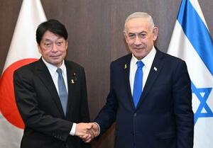 6日、エルサレムでイスラエルのネタニヤフ首相(右)と握手する自民党の小野寺五典安全保障調査会長(Haim Zach/GPO提供・共同)
