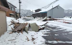 強風で剥がれた屋根＝１２日、胎内市熱田坂