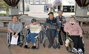 　歌手石川さゆりさんのコンサートを企画している「若かった患者の会」の滝下昌文さん（中央）、坂本しのぶさん（左から２人目）ら＝３月、熊本県水俣市