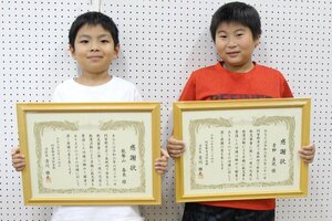 感謝状を持つ青柳真琥さん(右)と能勢山春来さん=阿賀野市姥ケ橋の京ケ瀬小