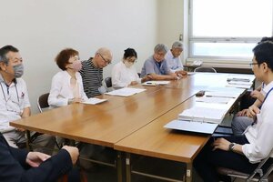 済生会新潟県央基幹病院の運営改善を県に要請する市民団体のメンバーら=県庁