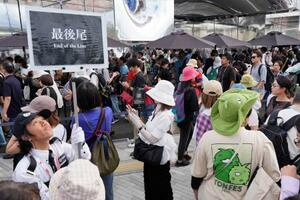 人気パビリオン前に並ぶ来場者=13日、大阪市此花区の夢洲