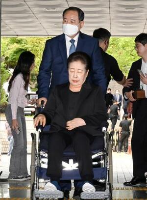 22日、ソウル中央地裁に出頭した旧統一教会の韓鶴子総裁(中央)(共同)