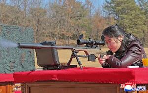 　ライフルの試し撃ちをする北朝鮮の金正恩朝鮮労働党総書記の娘＝２月２７日（朝鮮中央通信＝共同）