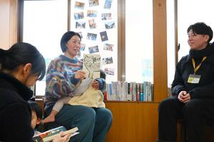 トークイベントで「道くさラララ♪」を紹介する小黒美津子さん(左)=佐渡市相川中京町