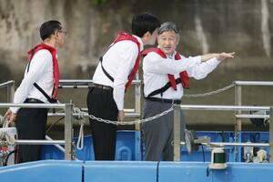 災害対策支援船から岩淵水門を視察される天皇陛下=1日午後、東京都北区