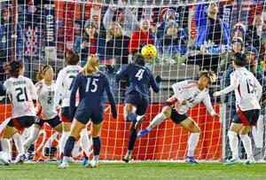 　日本―米国　後半、米国に先制ゴールを決められる日本＝コマースシティー（共同）