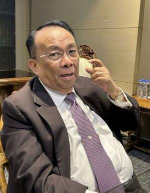 16日、マニラのマラカニアン宮殿(大統領府)でインタビューに応じるフィリピンのルーカス・ベルサミン官房長官(共同)