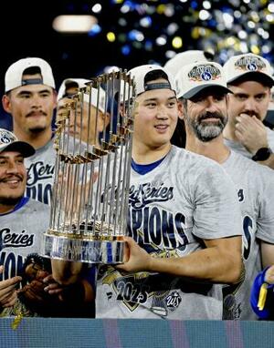 米大リーグ、ワールドシリーズ2連覇を達成し、トロフィーを手にするドジャースの大谷翔平=2日、トロント(共同)
