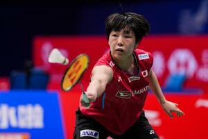 バドミントンの中国マスターズ、準々決勝でインドネシア選手と対戦する山口茜=19日、深セン(ゲッティ=共同)