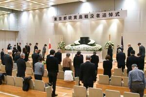　東京都議会議事堂のホールで開かれた、太平洋戦争で激戦地となった硫黄島の戦没者追悼式＝２２日午後
