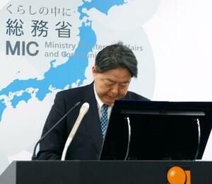 記者会見で陳謝する林総務相=26日午前、総務省