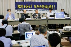 袴田巌さんの国家賠償請求訴訟の提訴後、記者会見する小川秀世弁護団長(中央)ら=9日午後、静岡市