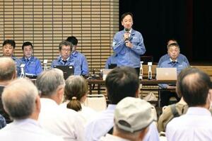 泊原発の再稼働に向けた安全対策について、住民に説明する北海道電力の担当者=26日午後、北海道泊村