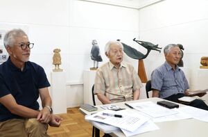 活動の意図を語る十日町彫刻振興団のメンバー。左から田村晃夫さん、代表の藤巻秀正さん、小林実さん=十日町市住吉町