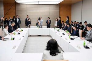 　首相官邸で開かれた経済財政諮問会議＝２５日午後、首相官邸