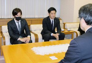 国際会議誘致に向けた取り組み状況を話す新潟青年会議所の松原直章理事長(左)ら=5月10日、新潟市役所