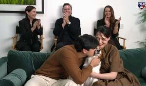 　米大リーグ、ナショナル・リーグのＭＶＰに満票で選ばれ、ＭＬＢネットワークの番組で喜ぶドジャースの大谷翔平（手前左）と妻真美子さん＝１３日