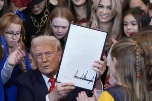 米ホワイトハウスで女性を自認するトランスジェンダーの選手が女子競技に参加することを禁じる大統領令に署名したトランプ大統領=2月(AP=共同)