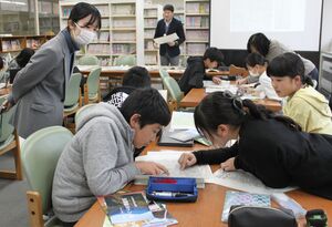 八十里越について学んだ三条市森町小学校の６年生＝三条市庭月