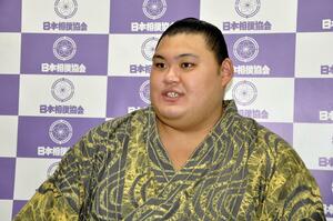 力士会後に報道陣の取材に応じる大の里=8月27日、両国国技館