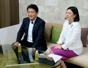 「TikTok(ティックトック)」の配信をする自民党広報本部の平井卓也本部長(左)。総裁選のキャッチコピー作成を見送ったと明かした=18日午後、東京・永田町の党本部