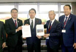 国道116号の整備について加藤竜祥国土交通政務官に要望する中原八一市長(左)=18日、東京・霞が関