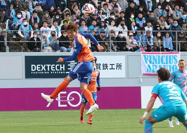 鳥栖－新潟　前半、ＦＷ鈴木孝司が頭で狙う＝駅スタ