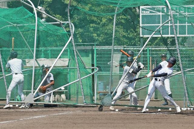 中越が大阪入り後初練習。打撃練習をする中越の選手たち＝８月２日、兵庫県明石市二見町の三菱重工Ｗｅｓｔグラウンド