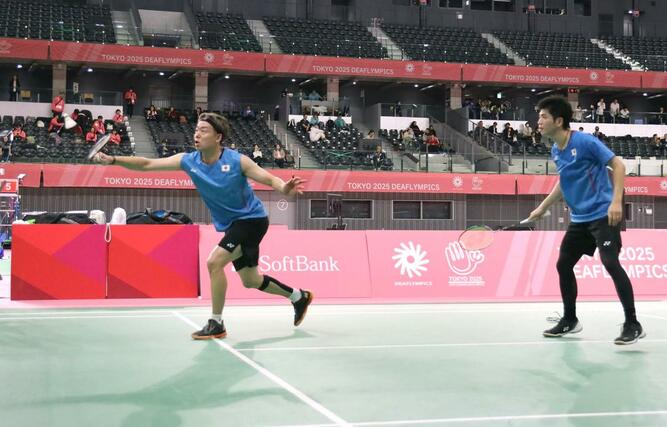 バドミントン男子ダブルス３位決定戦　タイ組と戦う沼倉昌明（左）・太田歩組＝京王アリーナ