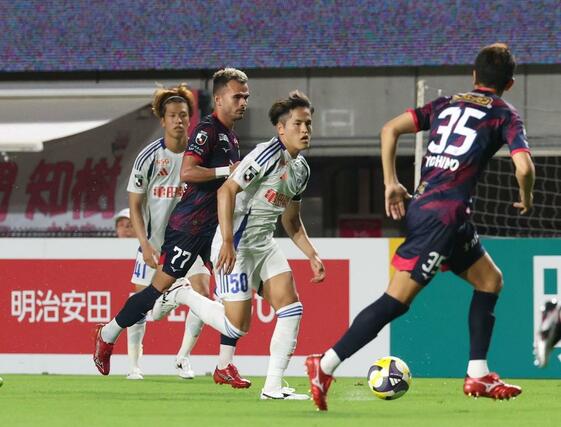 後半、左サイドを駆け上がる新潟の植村洋斗＝８月１１日　大阪市のヨドコウ桜スタジアム