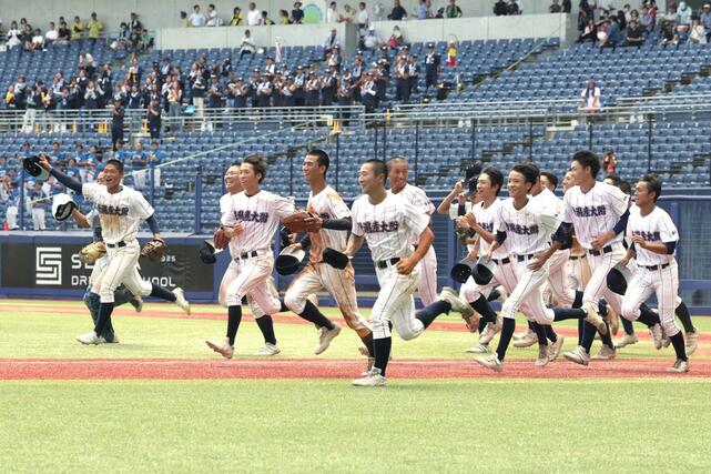 ２年連続の４強を決め、喜びを爆発させる新潟産大付の選手たち＝エコスタ