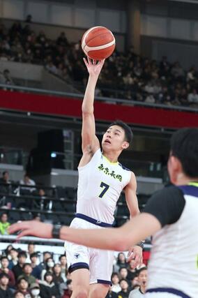 男子準々決勝　帝京長岡－福岡第一　第１クオーター、帝京長岡の赤澤翔心がシュートを決めて５－１１