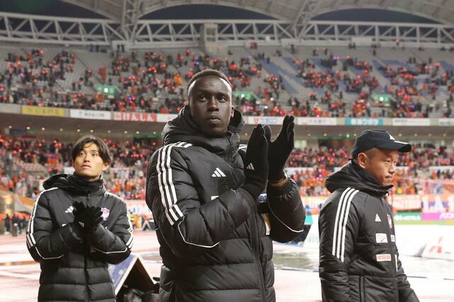 ホーム最終戦セレモニーの後、スタンドのサポーターの声援に応えるＤＦトーマス・デン＝１１月３０日、デンカビッグスワン