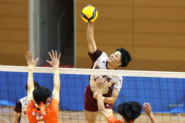 男子決勝 東京学館-関根学園 スパイクを打つ関根学園の竹田尊飛