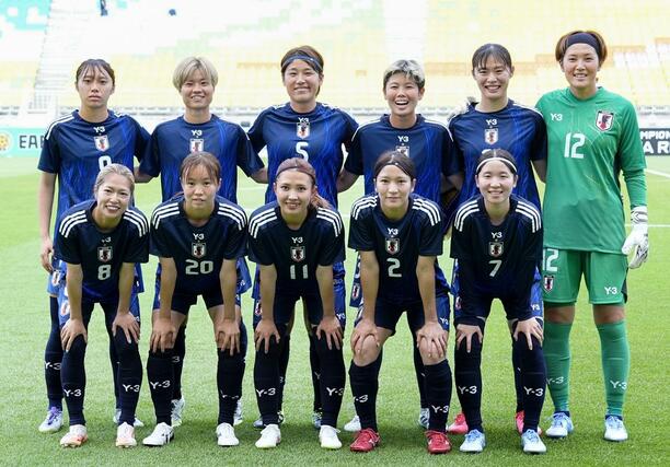台湾戦に臨む女子日本代表イレブン。（前列左から）成宮、愛川、滝川、遠藤、北村、（後列左から）山本、矢形、高橋、三宅、石川、ＧＫ浅野＝水原（共同）