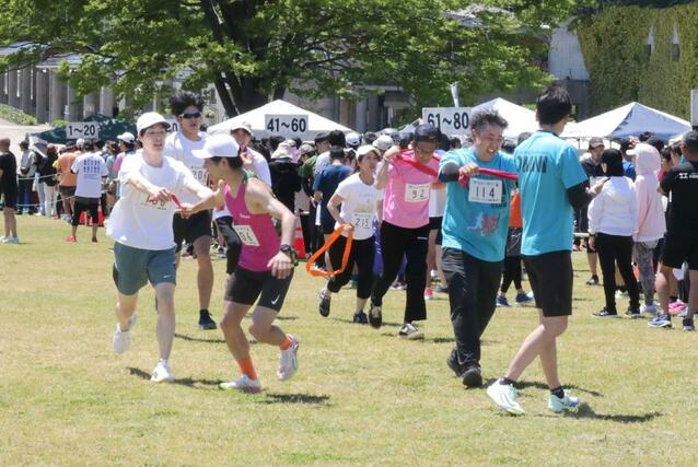 仲間と協力してたすきをつないだリレーマラソン大会=10日、長岡市宮本東方町