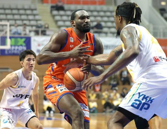 Ｂ３　新潟－香川　第１クオーター　ゴール下でボールを失うイバン・ラベネル＝１０月２６日、新潟市東総合スポーツセンター