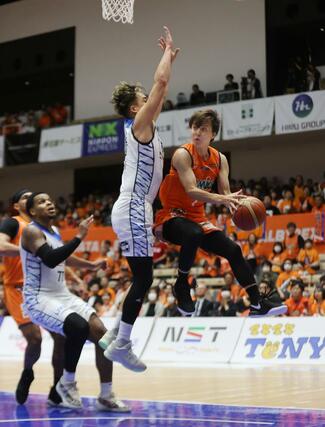 新潟-品川 第3クオーター、パスを出す五十嵐圭=アオーレ長岡