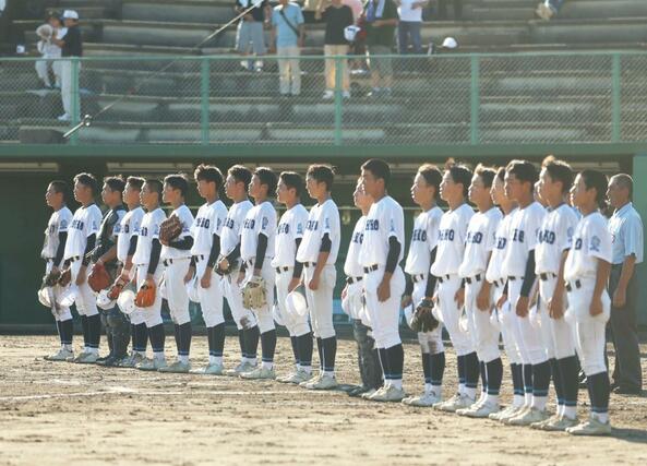六日町－新発田中央　１０－８で新発田中央に勝利し、校歌斉唱する六日町ナイン＝９月１６日、新発田市五十公野公園野球場