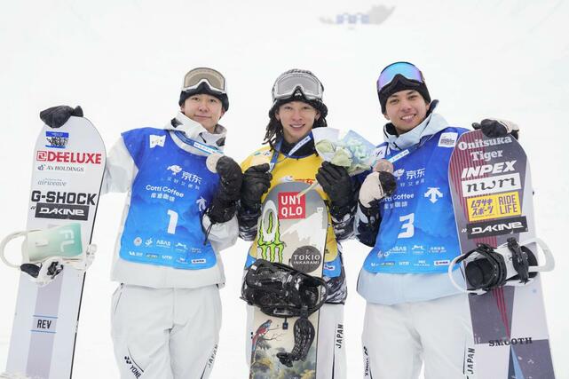 スノーボードW杯ハーフパイプ開幕戦の男子で優勝した平野歩夢。左は2位の戸塚優斗、右は3位の平野流佳=12日、中国の張家口・密苑(共同)