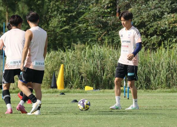 J1新潟第33節岡山戦に向けて練習するアルビレックス新潟のMF長谷川元希=3日、聖籠町